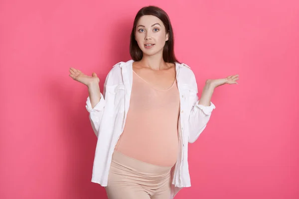 Hermosa Mujer Embarazada Europea Cabello Oscuro Traje Cómodo Extendiendo Las — Foto de Stock