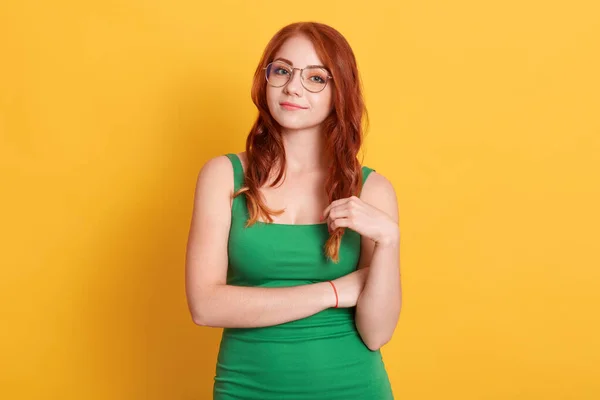 Retrato Menina Ruiva Bonita Sorrindo Olhando Para Câmera Tocando Seu — Fotografia de Stock