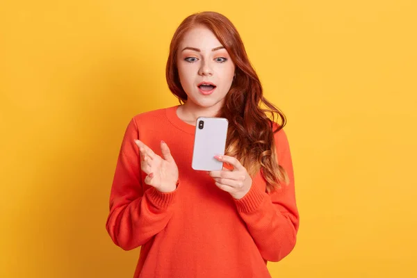 Stunned European Woman Being Shock Reads Terrible News Cellular Gadget — Stock Photo, Image