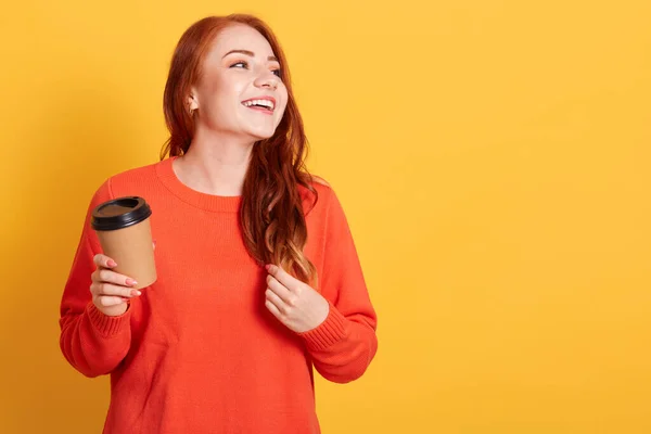 Sarı Arka Plan Üzerinde Genç Beyaz Bir Kadın Kahveyi Alıp — Stok fotoğraf