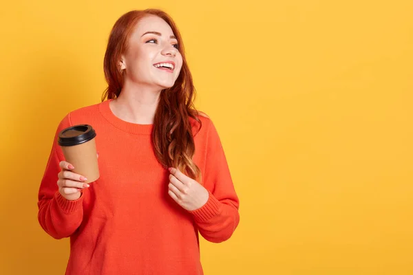 Mulher Branca Jovem Sobre Fundo Amarelo Segurando Café Para Tirar — Fotografia de Stock