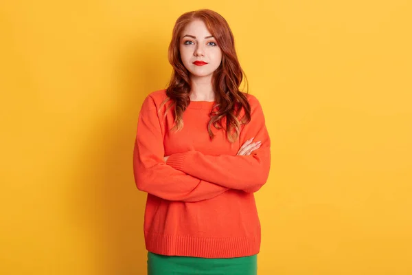 Πορτρέτο Της Νεαρής Τρυφερής Κοκκινομάλλας Ευρωπαίας Σοβαρή Εμφάνιση Φορώντας Πορτοκαλί — Φωτογραφία Αρχείου