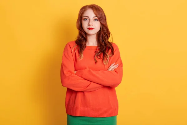 Retrato Jovem Mulher Europeia Cabelos Vermelhos Concurso Com Olhar Sério — Fotografia de Stock