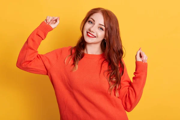 Joven Chica Caucásica Suéter Naranja Posando Aislada Sobre Pared Amarilla — Foto de Stock