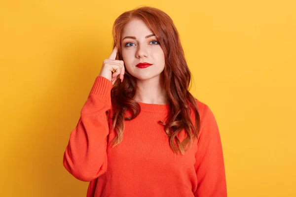 Meraklı Kızıl Saçlı Avrupalı Kadın Bir Şeye Karar Vermeye Çalışıyor — Stok fotoğraf