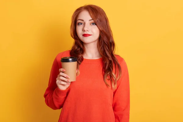 Mulher Indigna Com Expressão Facial Calma Tem Pausa Para Café — Fotografia de Stock