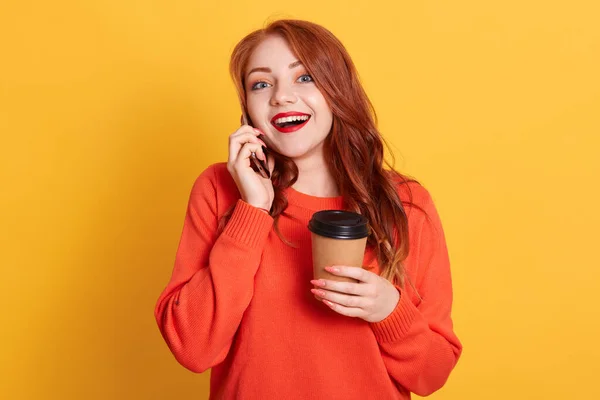 Mulher Satisfeita Bonita Com Olhar Animado Gosta Tomar Café Quente — Fotografia de Stock