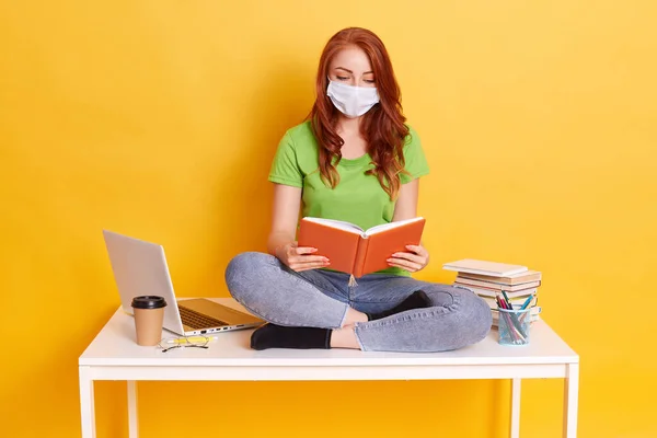 Ragazza Dai Capelli Rossi Maschera Medica Siede Sul Tavolo Con — Foto Stock