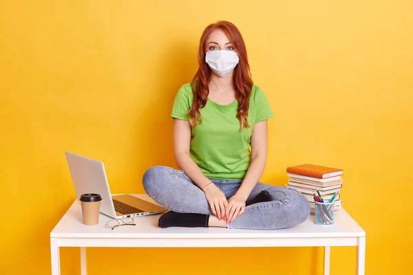 Studente Donna Sull Apprendimento Distanza Causa Malattia Che Lavora Casa — Foto Stock