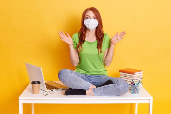 Woman Medical Mask Looks Camera Young Girl Dressed Green Shirt — Stock Photo, Image