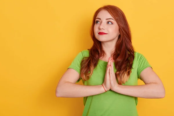 Retrato Mujer Con Cabello Rojo Camiseta Verde Básica Manteniendo Las — Foto de Stock