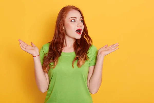 Retrato Cerca Hermosa Mujer Pelirroja Extendiendo Las Manos Mirando Lado — Foto de Stock