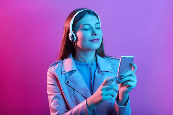 Wanita Muda Yang Cantik Dengan Headphone Mendengarkan Musik Dengan Mata — Stok Foto