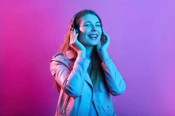 Wanita Yang Mendengarkan Musik Headphone Menikmati Lagu Lagu Favorit Menutup — Stok Foto