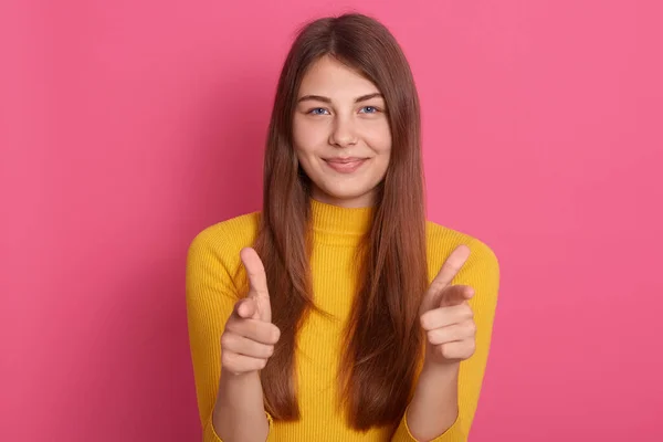 Sonriendo Bonita Mujer Joven Apuntando Cámara Con Expresión Facial Coqueta — Foto de Stock