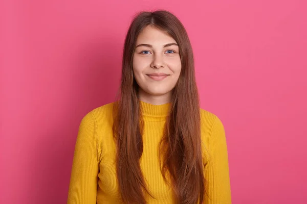 Mujer Caucásica Aspecto Agradable Con Pelo Largo Con Camisa Casual —  Fotos de Stock