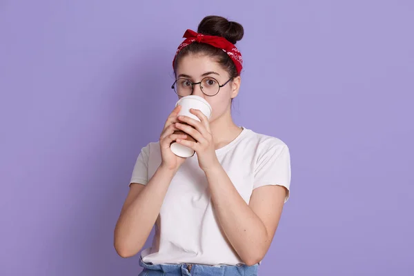 Winsome Joven Feliz Hermosa Mujer Banda Roja Camiseta Casual Blanca — Foto de Stock