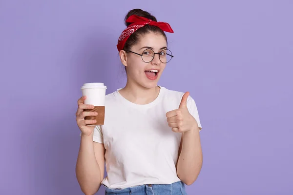 Retrato Una Joven Camiseta Blanca Casual Pie Con Taza Café — Foto de Stock