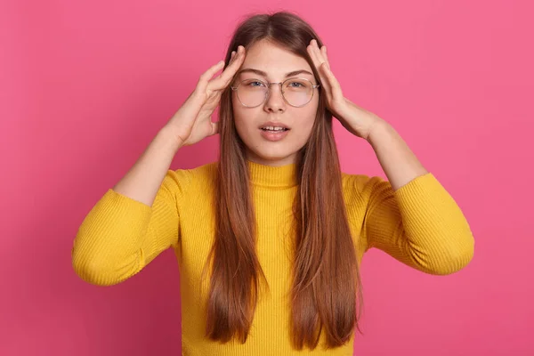 Mujer Molesta Que Sufre Dolor Cabeza Tiene Problemas Trabajo Tocando — Foto de Stock