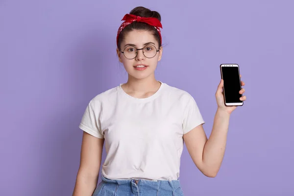 Joven Hermosa Mujer Muestra Derecha Pantalla Blanco Cámara Teléfono Inteligente — Foto de Stock