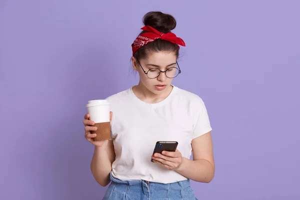 Çekici Esmer Genç Beyaz Kadın Modern Cep Telefonu Kahveyi Yanında — Stok fotoğraf