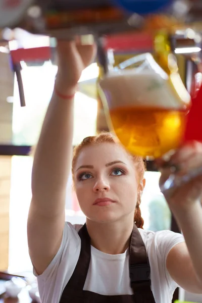 Hübsche Barkeeperin Mit Einem Glas Bier Bei Der Arbeit Füllt — Stockfoto