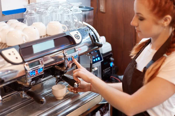 Professionelle Barista Bereitet Kaffee Mit Kaffeemaschine Junge Frau Kocht Kaffee — Stockfoto
