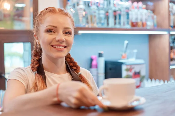 Barda Duran Gülümseyen Genç Bir Kadın Tezgahta Barmen Pozu Veren — Stok fotoğraf