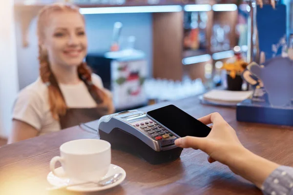 Mujer Desconocida Que Paga Por Café Por Teléfono Móvil Restaurante —  Fotos de Stock