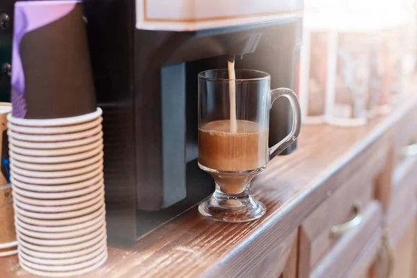 Kaffeemaschine Braut Cuppuccino Kaffee Stapelweise Pappbecher Ein Glas Leckeres Heißgetränk — Stockfoto