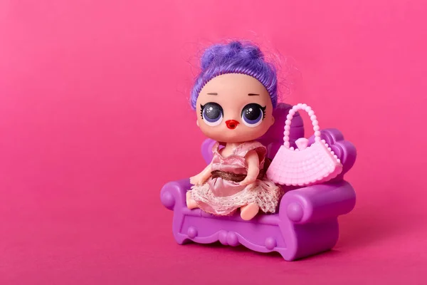 Lalka Nowoczesnej Sukience Różowej Torbie Siedząca Małej Sofie Zabawka Dla — Zdjęcie stockowe
