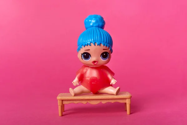 Маленькая Кукла Ребенка Сидя Крошечной Деревянной Кровати Изолированы Розовом Фоне — стоковое фото