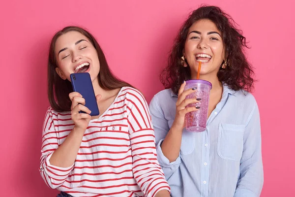 Two Young Happy Excited Caucasian Girls Singing Together Online Karaoke — Stock Photo, Image