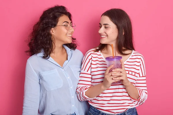 Dos Chicas Divertidas Con Bebida Alcohólica Posando Aisladas Sobre Fondo — Foto de Stock