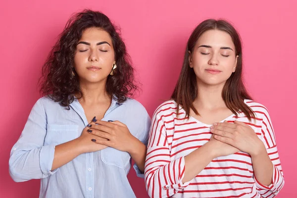 Jovens Mulheres Bonitas Vestindo Roupas Casuais Isolado Sobre Fundo Rosa — Fotografia de Stock