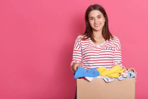 Woman Holding Donate Box Full Clothes Looking Smiling Directly Camera — Stock Photo, Image