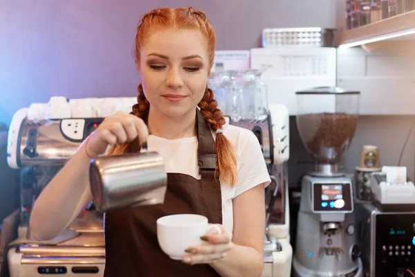Rothaarige Barista Brüht Café Kaffee Von Türken Konzentrierte Frau Arbeitet — Stockfoto