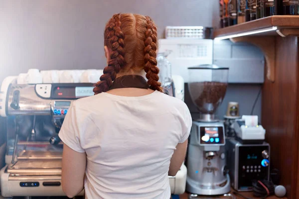 Rückansicht Der Kellnerin Die Bei Ihrem Kunden Café Bestellt Kellnerin — Stockfoto