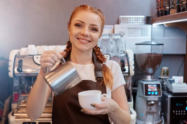 Junge Lächelnde Barista Brauner Schürze Die Kaffee Zubereitet Und Bestellt — Stockfoto