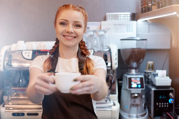 Lächelnde Café Kellnerin Die Eine Tasse Frischen Kaffee Anbietet Rothaarige — Stockfoto