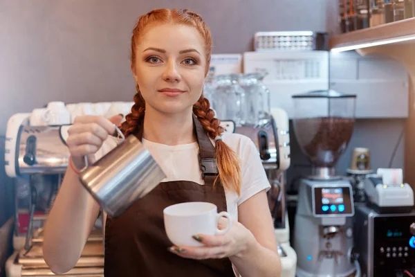 Barista Kocht Traditionellen Türkischen Kaffee Rothaarige Kellnerin Trägt Weißes Shirt — Stockfoto