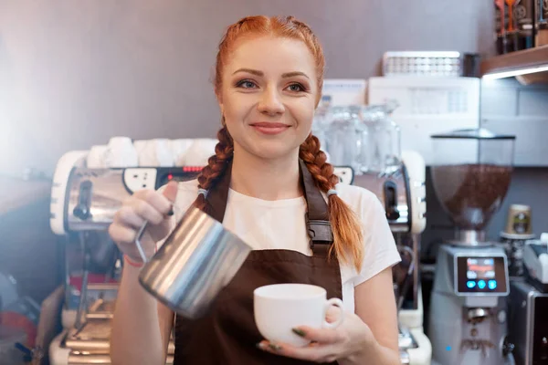 Kellnerin Die Café Bestellungen Von Ihrer Kundin Entgegennimmt Rothaarige Barista — Stockfoto
