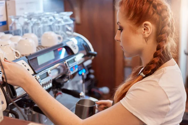 Professionelle Barista Bereitet Kaffee Junge Frau Kocht Kaffee Entzückende Rothaarige — Stockfoto