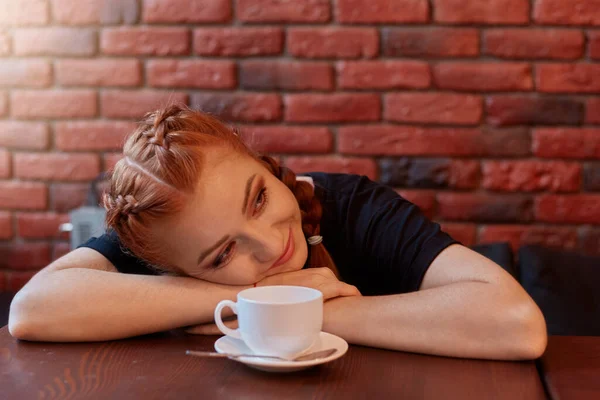 Mulher Bonita Com Xícara Café Fica Mesa Olhando Sorrindo Lado — Fotografia de Stock