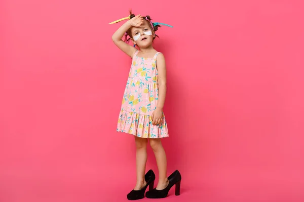 Cute Little Girl Pozowanie Różowym Tle Noszenie Sukienki Buty Matki — Zdjęcie stockowe