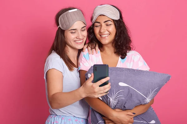 Senhoras Cabelos Escuros Vestindo Pijama Máscara Dormir Meninas Olhando Para — Fotografia de Stock