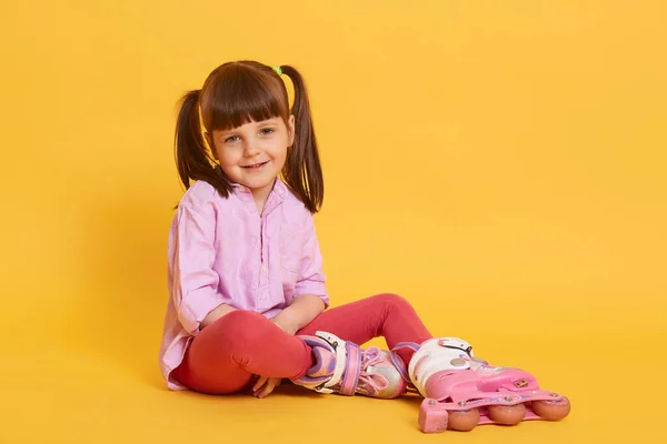 Ragazzino Sorridente Con Due Divertenti Coda Cavallo Che Guarda Direttamente — Foto Stock