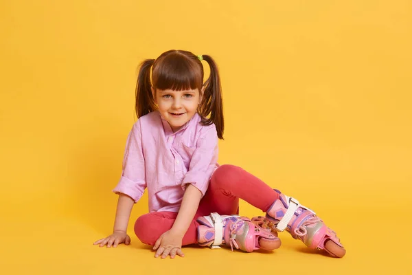Petite Fille Mignonne Avec Expression Faciale Heureuse Regarde Souriant Caméra — Photo