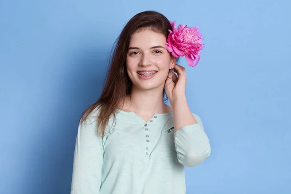 Retrato Mujer Joven Con Flor Rosa Detrás Oreja Aislada Sobre — Foto de Stock