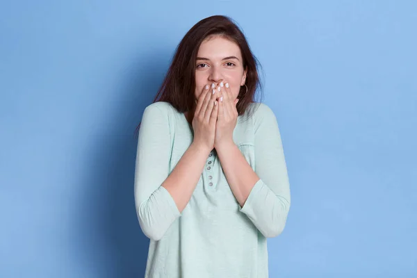 Mujer Joven Asombrada Cubriendo Boca Con Las Manos Sus Ojos — Foto de Stock